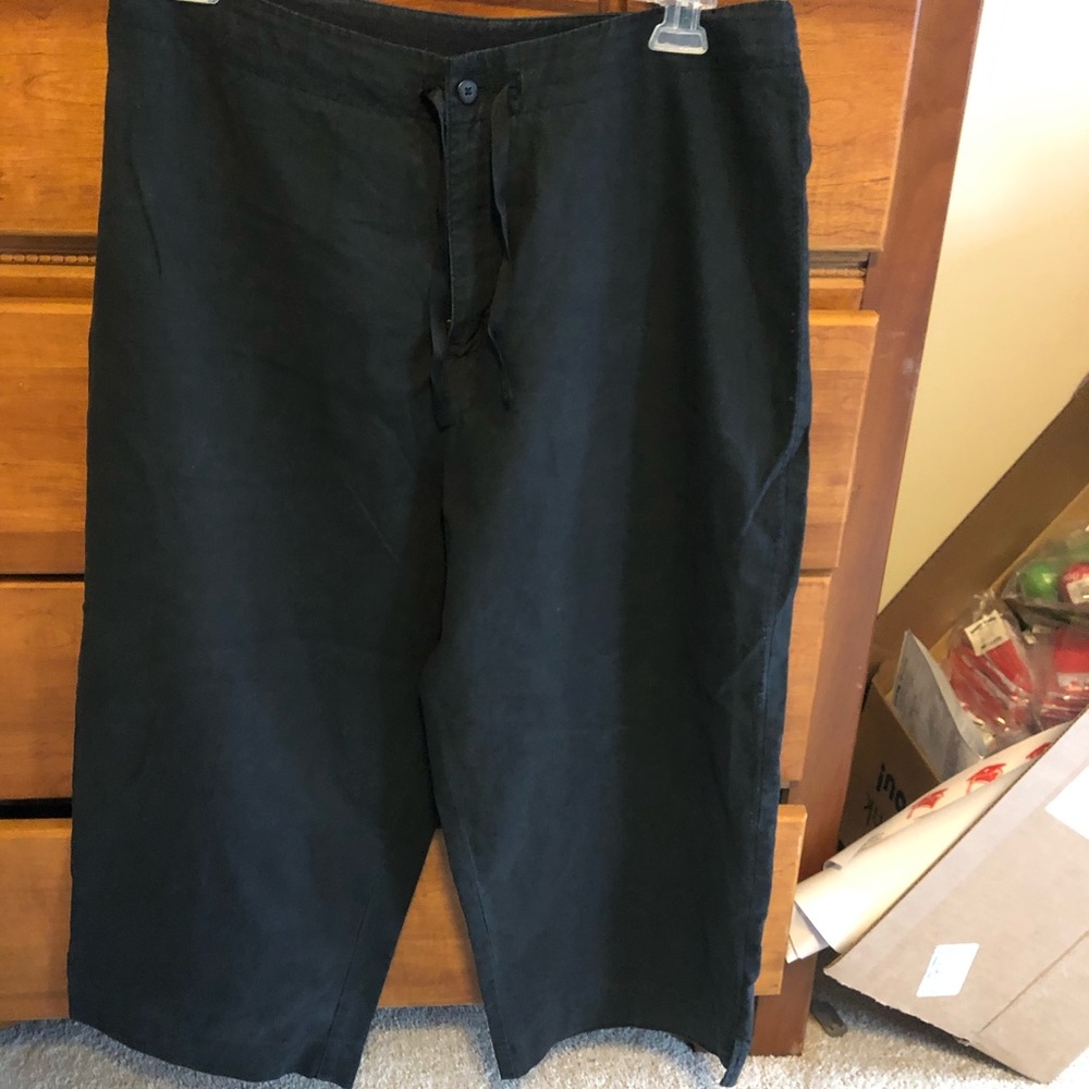Black linen capris